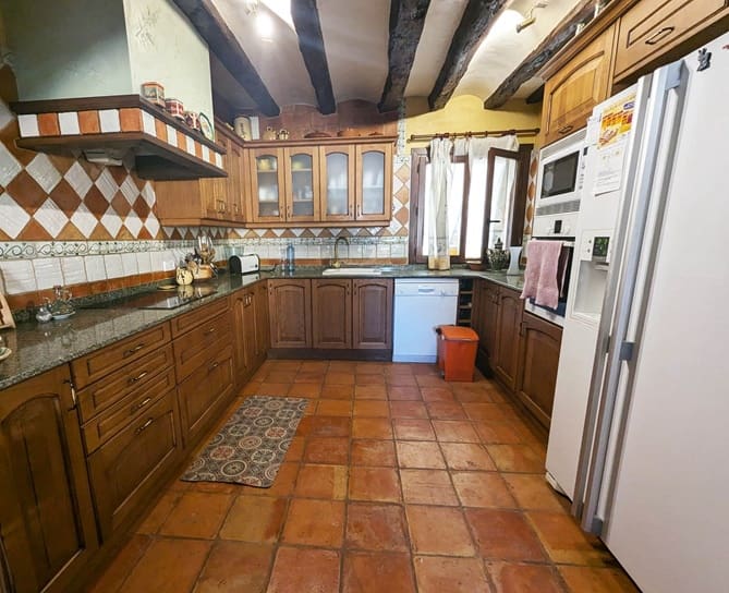 4 bedroom Townhouse for sale in El Pinell de Brai with garage - € 248,000 (Ref: 9523266)