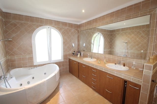 5 soverom Villa til salgs i Santa Ponsa, Calvià med svømmebasseng garasje - € 2 520 000 (Ref: 4727786)