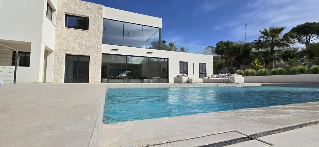 6 bedroom Villa for sale in Santa Ponsa with pool - € 4,495,000 (Ref: 8286610)