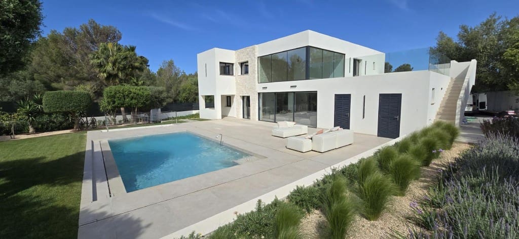 6 bedroom Villa for sale in Santa Ponsa with pool - € 4,495,000 (Ref: 8286610)