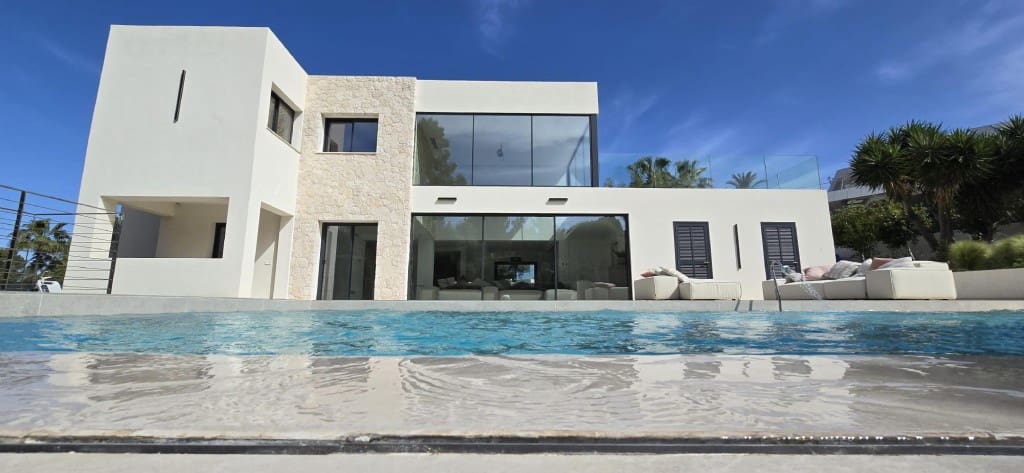 6 bedroom Villa for sale in Santa Ponsa with pool - € 4,495,000 (Ref: 8286610)