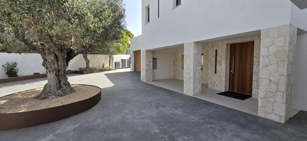 6 bedroom Villa for sale in Santa Ponsa with pool - € 4,495,000 (Ref: 8286610)