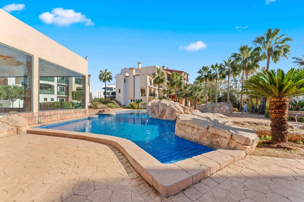 3 sypialnia Apartament na sprzedaż w Santa Ponsa z basenem garażem - 990 000 € (Ref: 8781161)