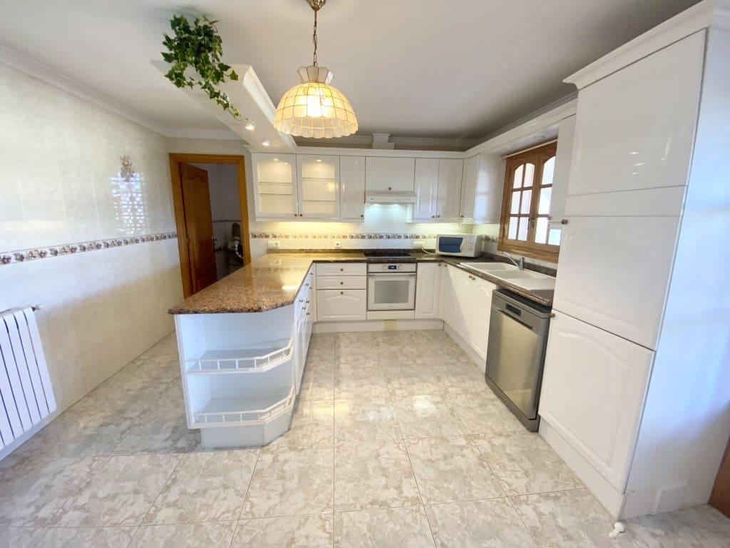 5 bedroom Villa for rent in Santa Ponsa with pool garage - € 7,000 (Ref: 9590719)