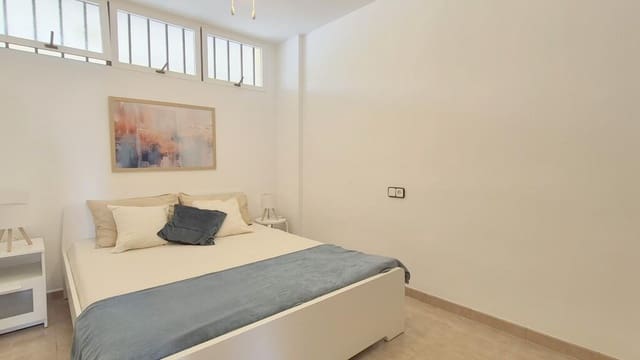 Apartamento de 2 habitaciones en Puerto Portals, Calvià en venta con piscina garaje - 765.000 € (Ref: 9770361)