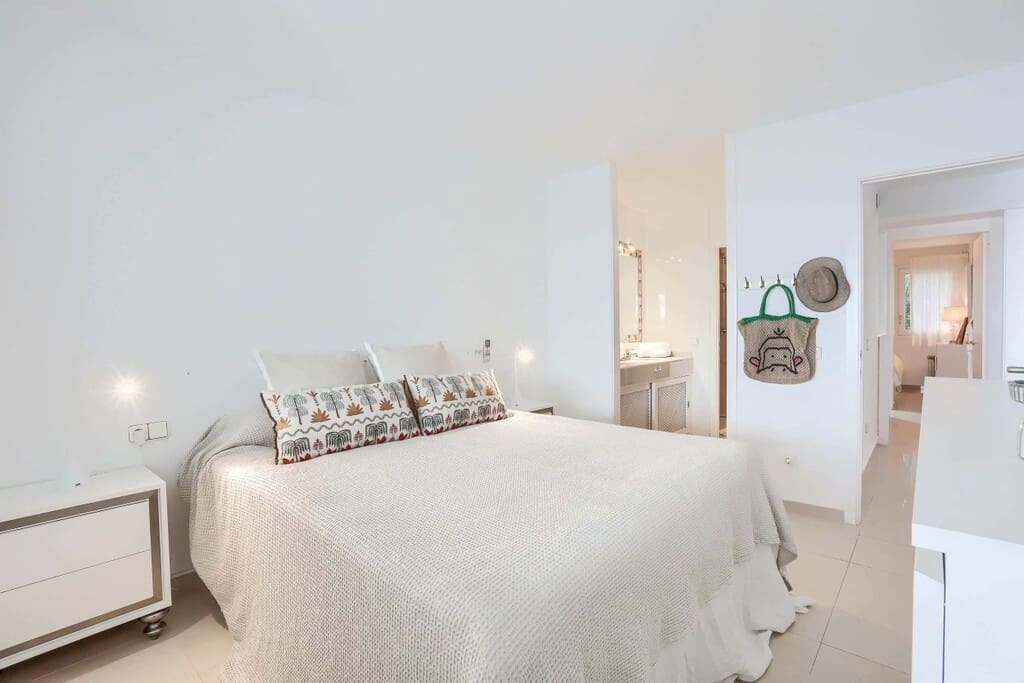 2 bedroom Apartment for sale in Portals Nous with pool garage - € 1,495,000 (Ref: 9811341)
