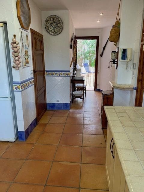 9 bedroom Villa for sale in El Campello with pool garage - € 1,800,000 (Ref: 7346952)