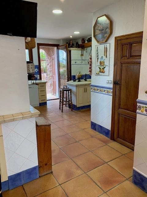 9 bedroom Villa for sale in El Campello with pool garage - € 1,800,000 (Ref: 7346952)