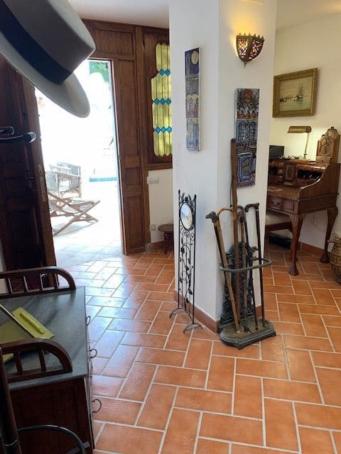 9 bedroom Villa for sale in El Campello with pool garage - € 1,800,000 (Ref: 7346952)