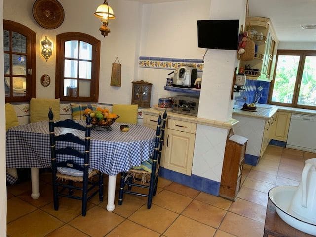 9 bedroom Villa for sale in El Campello with pool garage - € 1,800,000 (Ref: 7346952)