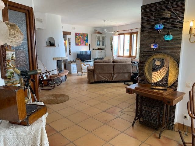 9 bedroom Villa for sale in El Campello with pool garage - € 1,800,000 (Ref: 7346952)