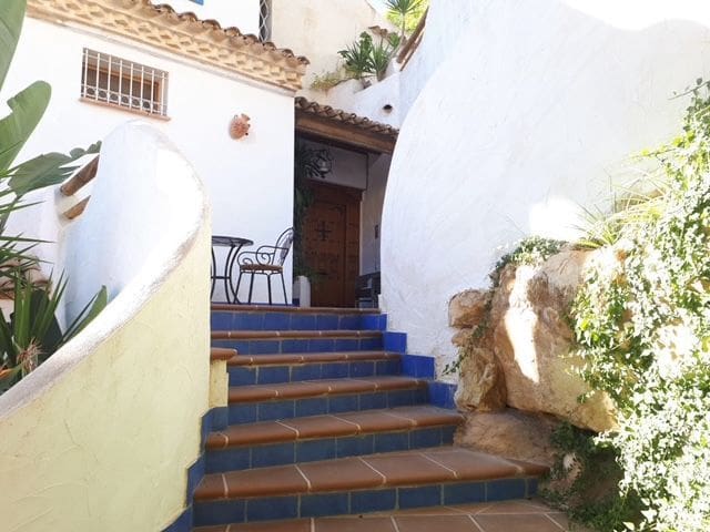 9 bedroom Villa for sale in El Campello with pool garage - € 1,800,000 (Ref: 7346952)