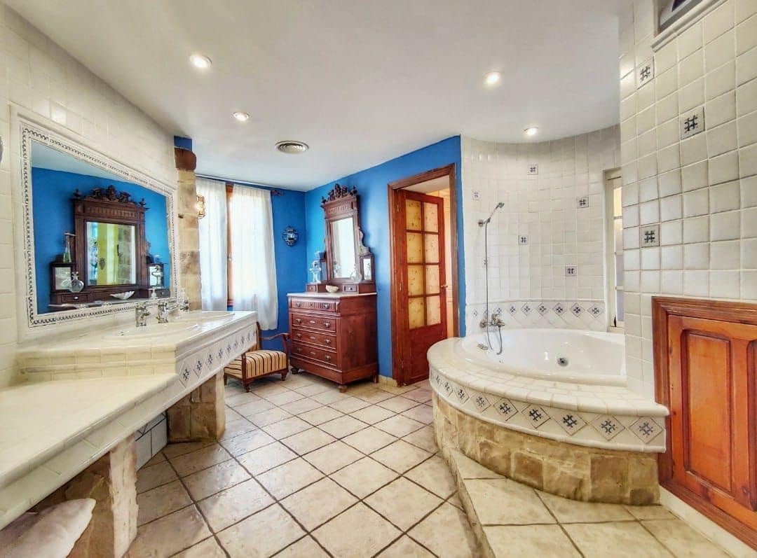 9 bedroom Villa for sale in El Campello with pool garage - € 1,800,000 (Ref: 7346952)