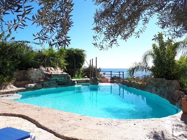 9 bedroom Villa for sale in El Campello with pool garage - € 1,800,000 (Ref: 7346952)