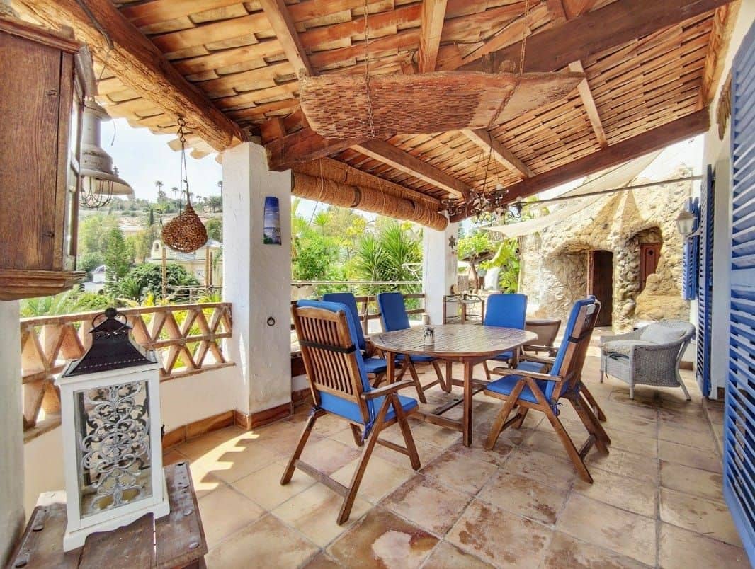 9 bedroom Villa for sale in El Campello with pool garage - € 1,800,000 (Ref: 7346952)