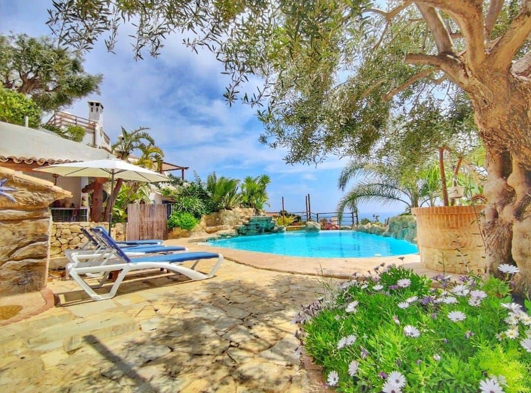 9 bedroom Villa for sale in El Campello with pool garage - € 1,800,000 (Ref: 7346952)