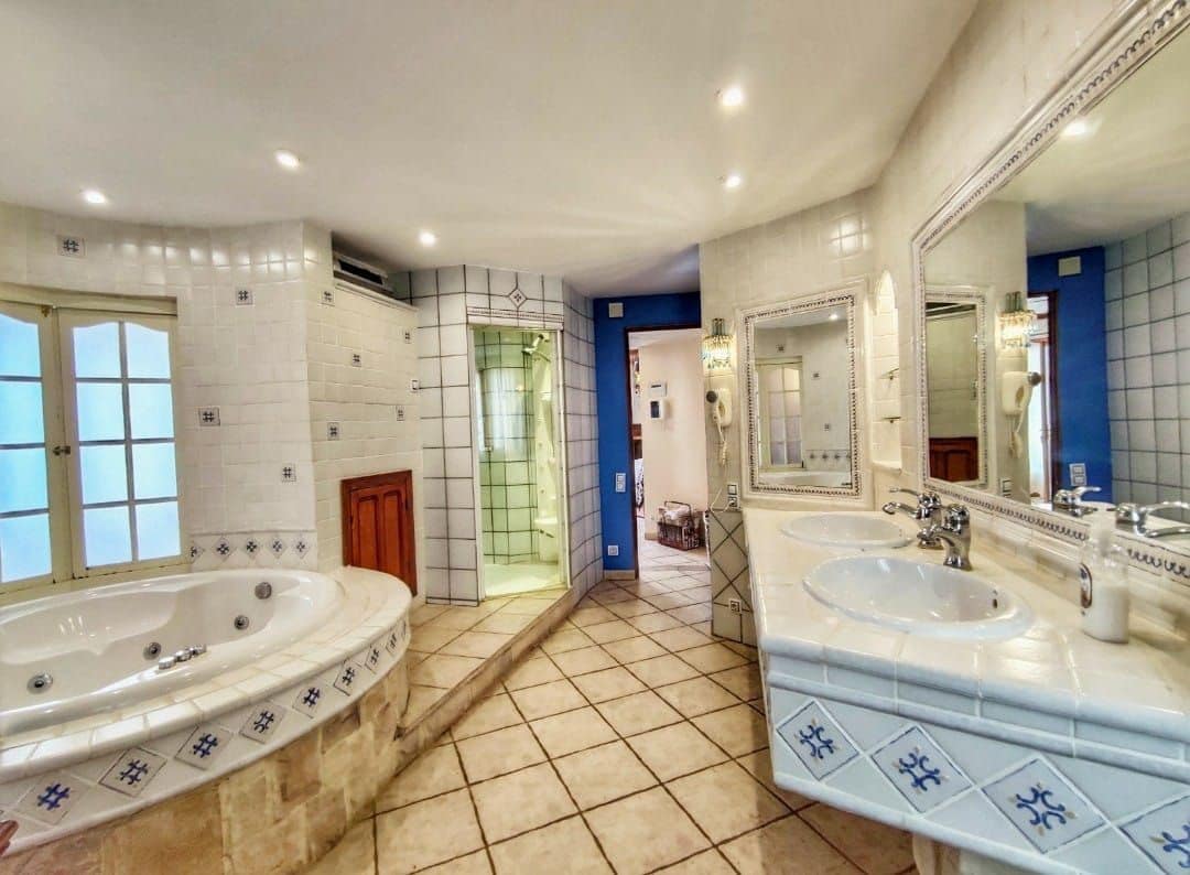 9 bedroom Villa for sale in El Campello with pool garage - € 1,800,000 (Ref: 7346952)