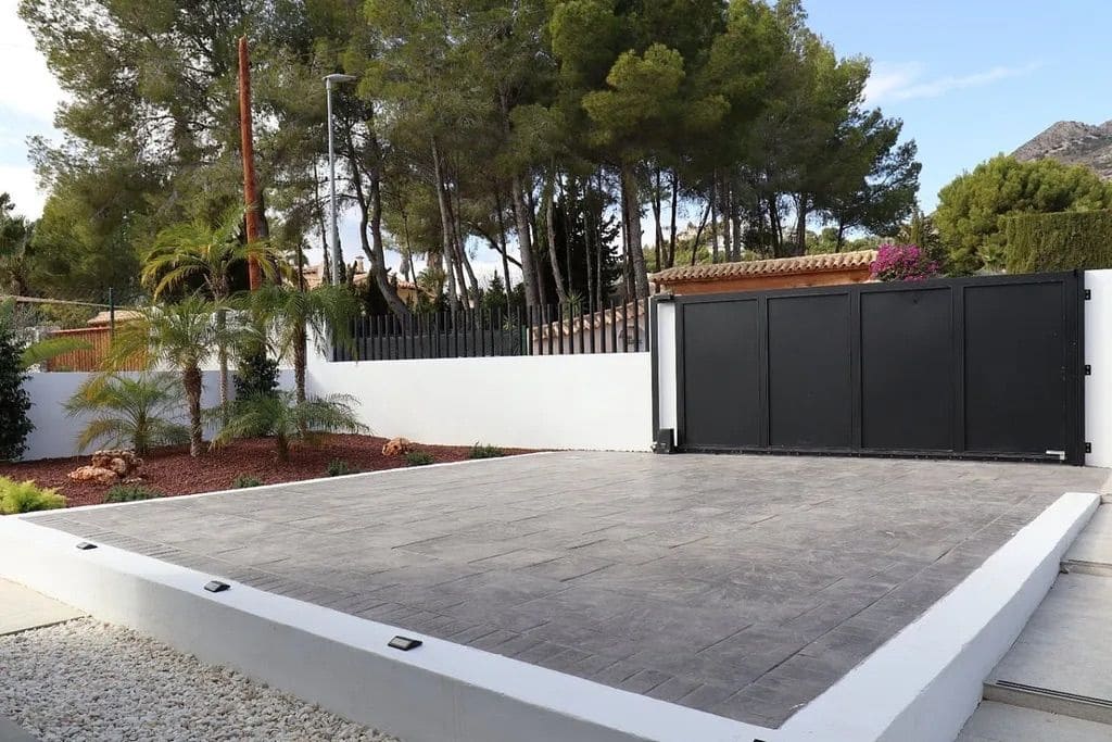 4 Zimmer Villa zu verkaufen in Altea mit Pool Garage - 995.000 € (Ref: 8342755)