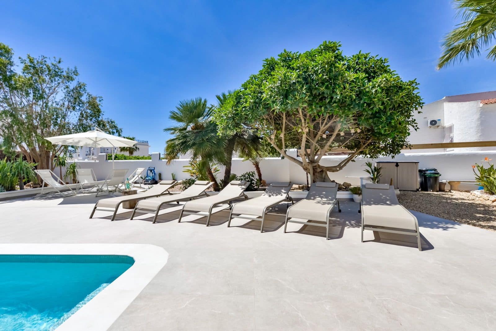 4 makuuhuone Huvila myytävänä paikassa La Nucia mukana uima-altaan 
autotalli - 1 190 000 € (Ref: 9794080)