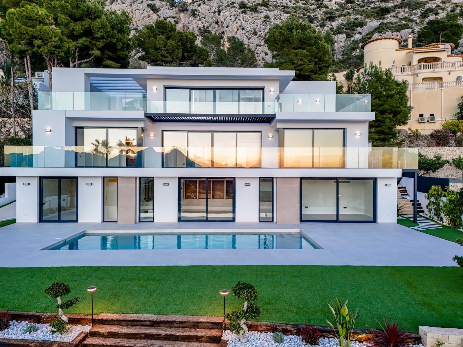 5 bedroom Villa for sale in Altea with pool garage - € 2,690,000 (Ref: 9833269)