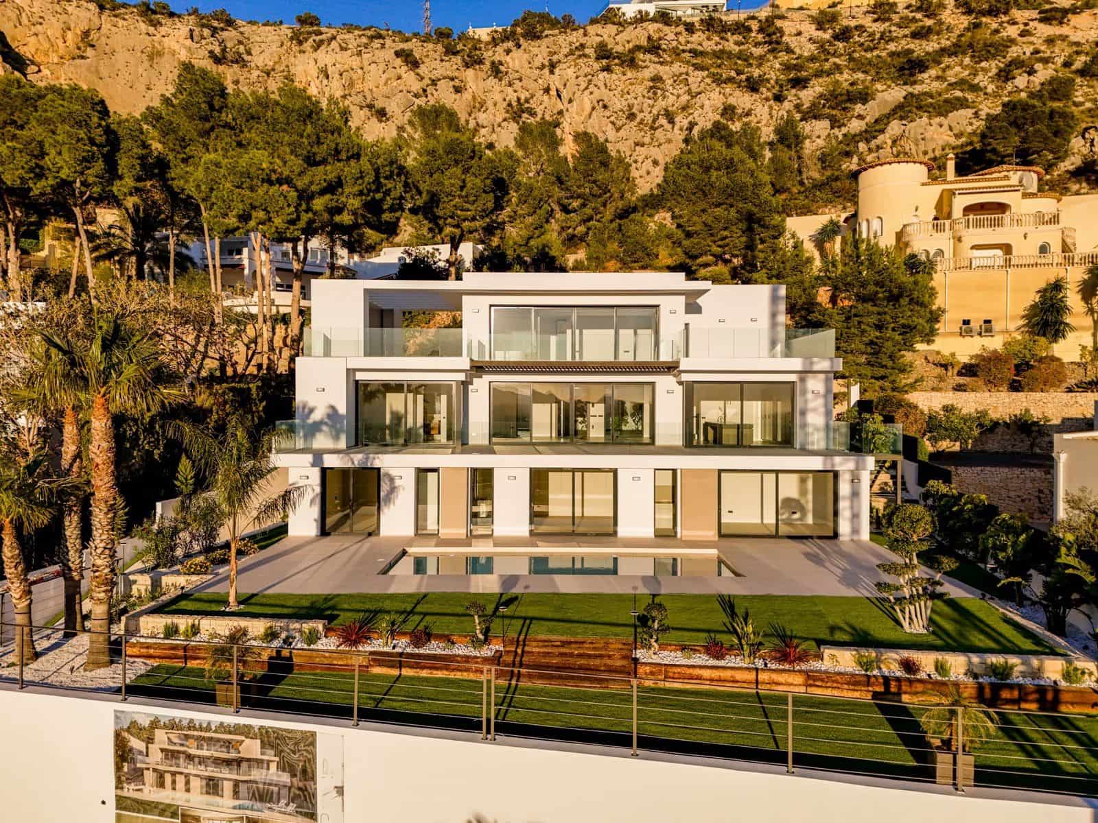 5 bedroom Villa for sale in Altea with pool garage - € 2,690,000 (Ref: 9833269)