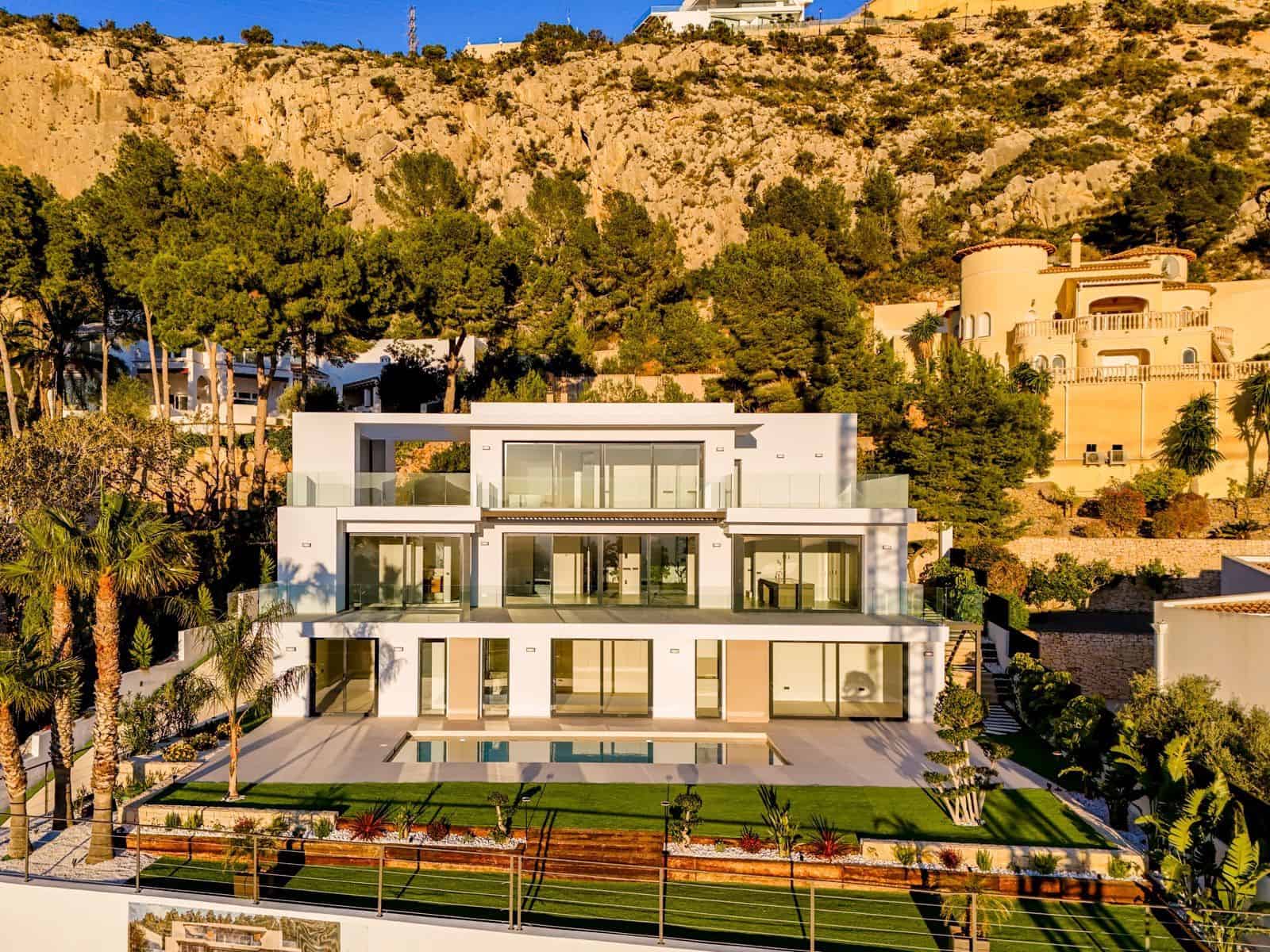 5 bedroom Villa for sale in Altea with pool garage - € 2,690,000 (Ref: 9833269)