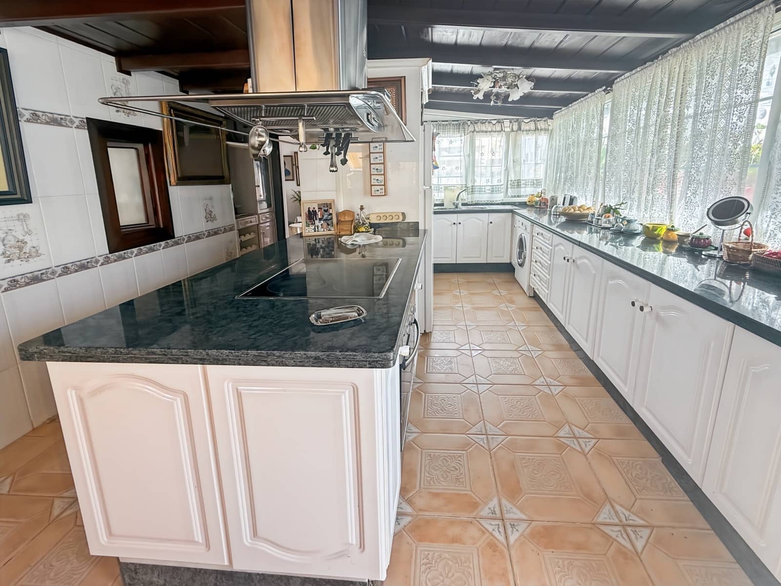 2 bedroom Flat for sale in Estepona with pool - € 295,000 (Ref: 10013114)