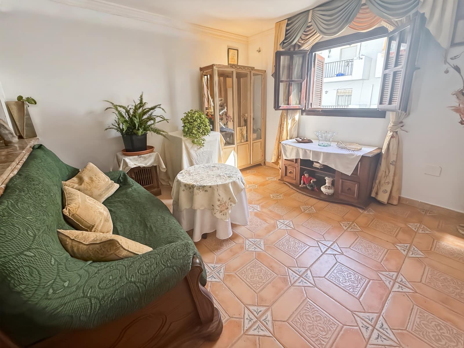2 bedroom Flat for sale in Estepona with pool - € 295,000 (Ref: 10013114)