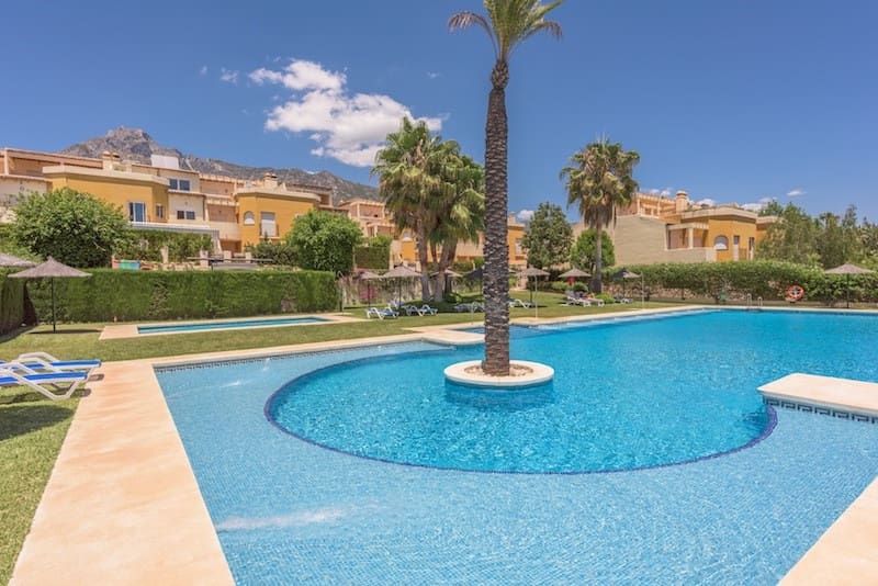 3 bedroom Townhouse for sale in Marbella with pool garage - € 950,000 (Ref: 10027040)