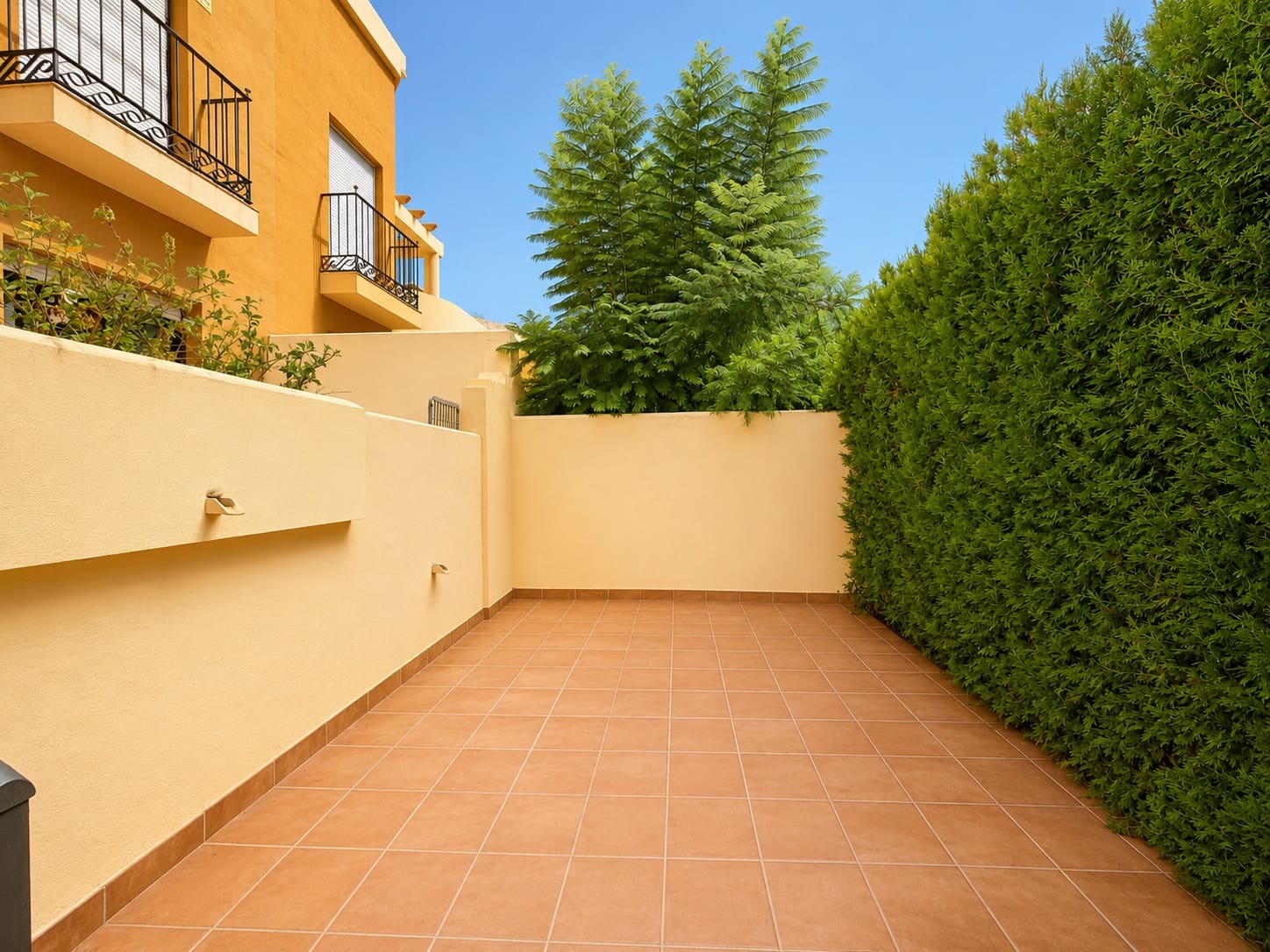 3 bedroom Townhouse for sale in Marbella with pool garage - € 950,000 (Ref: 10027040)