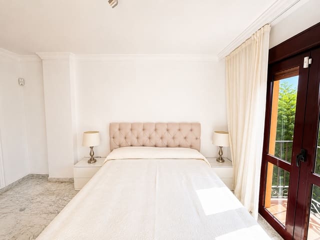 3 bedroom Townhouse for sale in Marbella with pool garage - € 950,000 (Ref: 10027040)