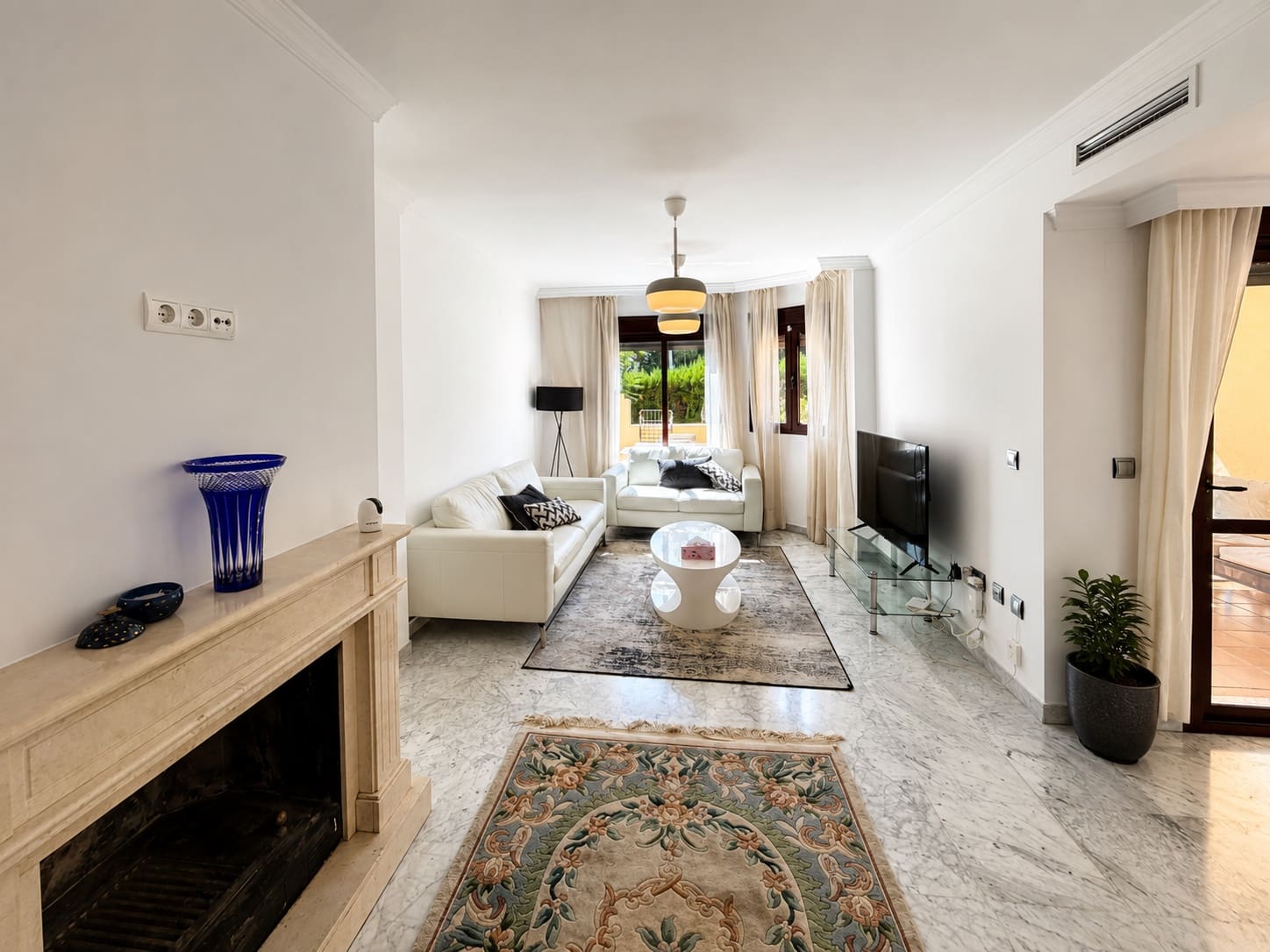 3 bedroom Townhouse for sale in Marbella with pool garage - € 950,000 (Ref: 10027040)