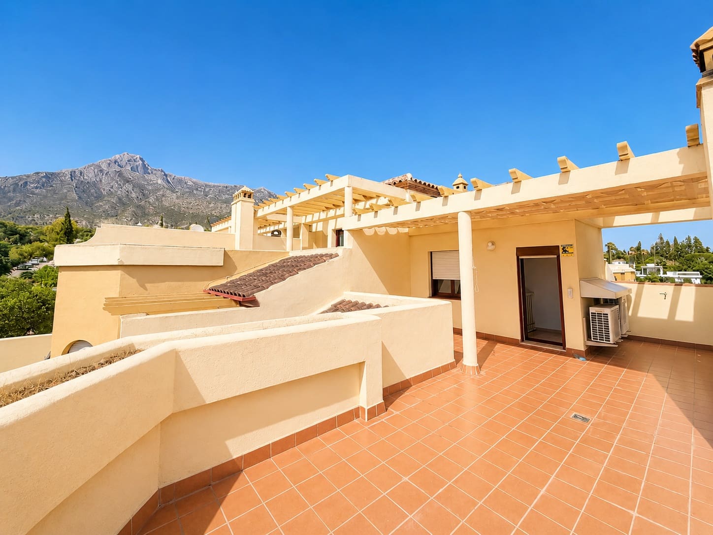 3 bedroom Townhouse for sale in Marbella with pool garage - € 950,000 (Ref: 10027040)