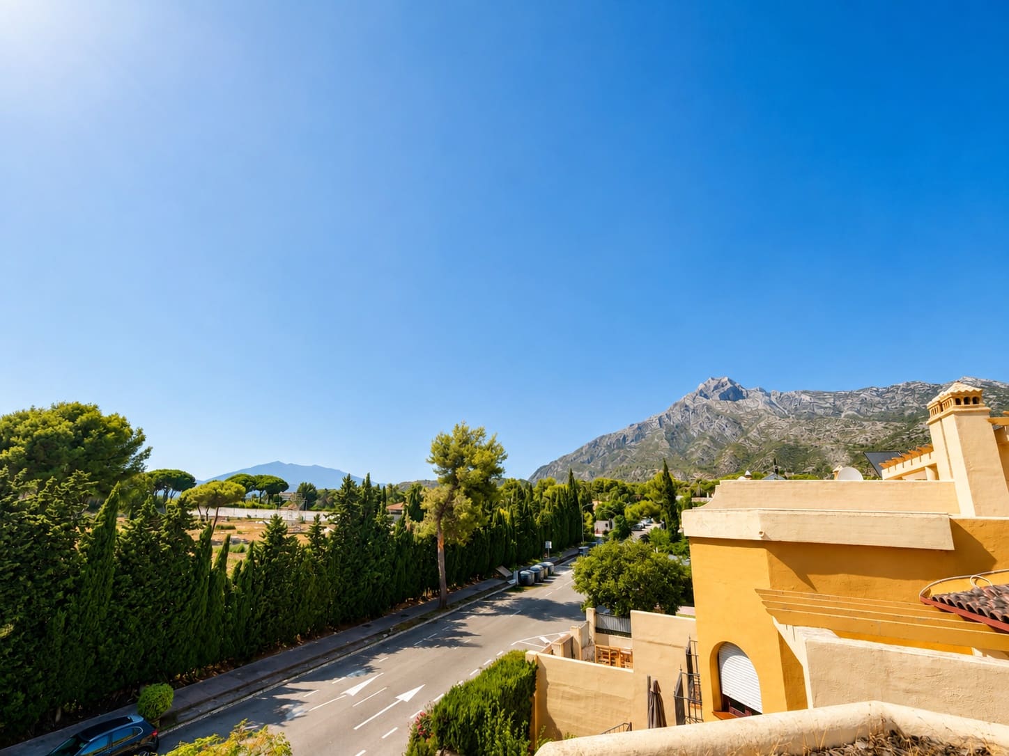 3 bedroom Townhouse for sale in Marbella with pool garage - € 950,000 (Ref: 10027040)