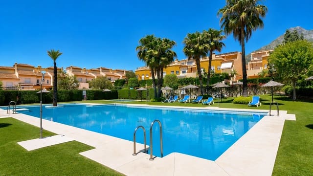 3 bedroom Townhouse for sale in Marbella with pool garage - € 950,000 (Ref: 10027040)