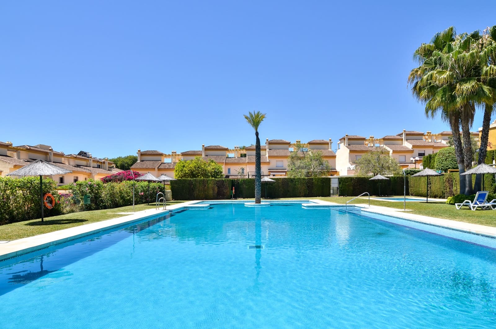 3 bedroom Townhouse for sale in Marbella with pool garage - € 950,000 (Ref: 10027040)