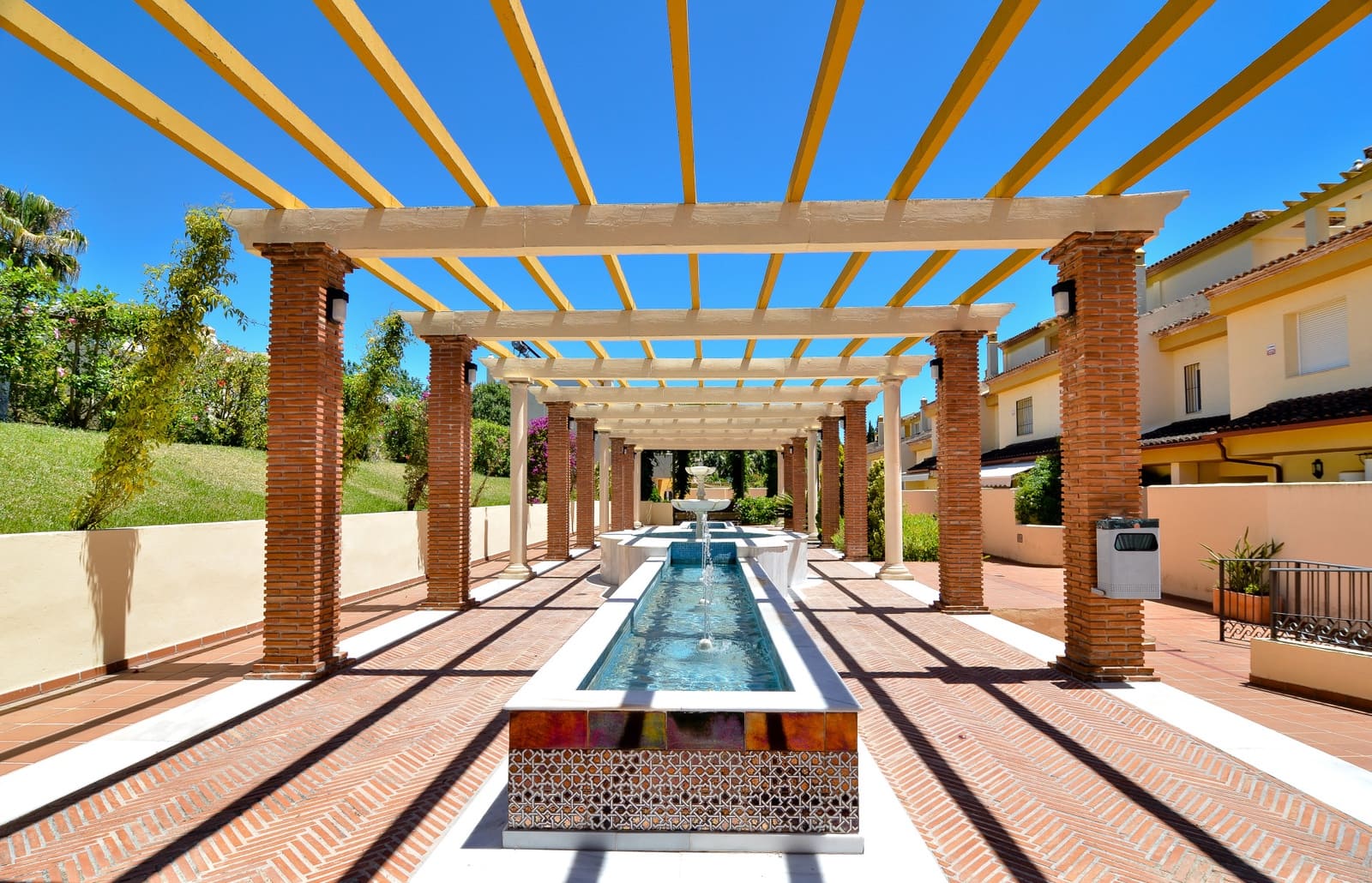 3 bedroom Townhouse for sale in Marbella with pool garage - € 950,000 (Ref: 10027040)