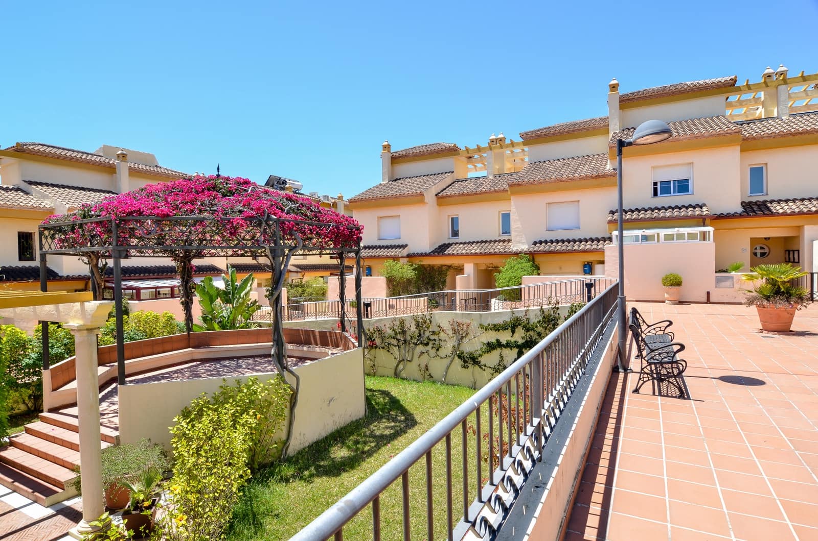 3 bedroom Townhouse for sale in Marbella with pool garage - € 950,000 (Ref: 10027040)