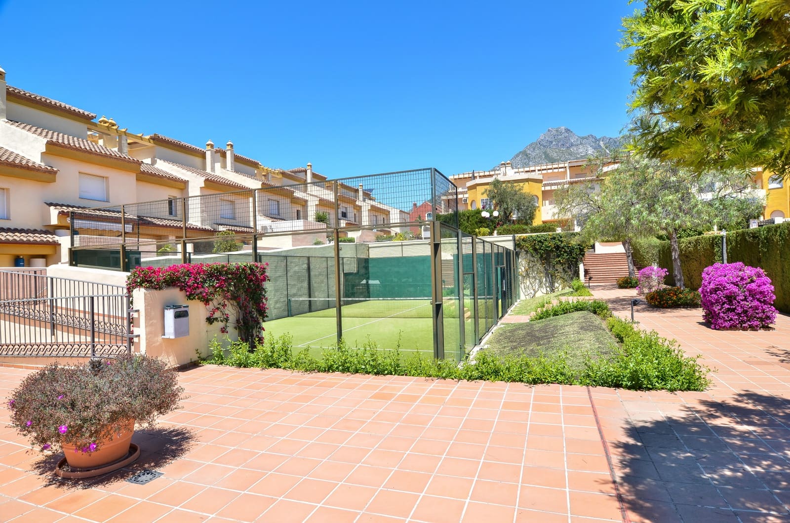 3 bedroom Townhouse for sale in Marbella with pool garage - € 950,000 (Ref: 10027040)