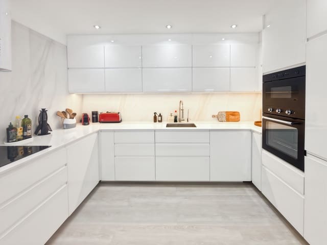 3 bedroom Villa for sale in Marbella with pool garage - € 2,890,000 (Ref: 10031755)