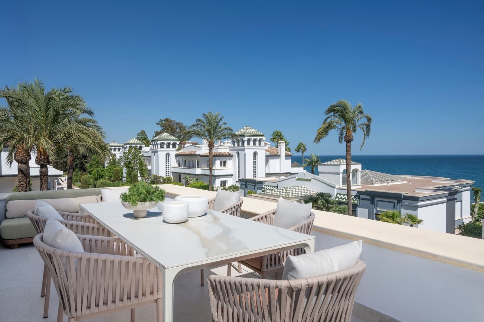 3 sypialnia Penthouse na sprzedaż w Estepona z basenem garażem - 2 495 000 € (Ref: 10089471)