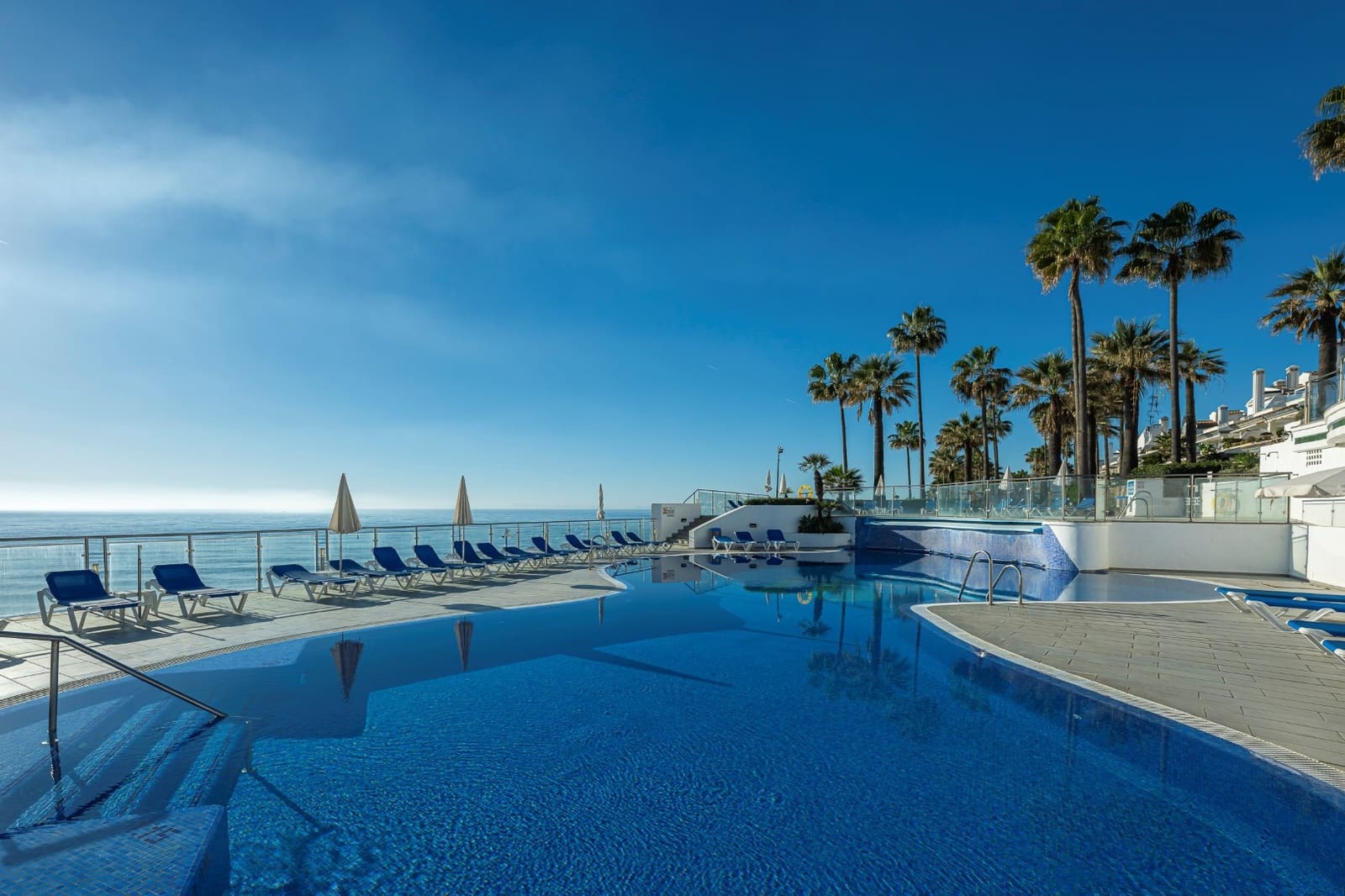 3 sypialnia Penthouse na sprzedaż w Estepona z basenem garażem - 2 495 000 € (Ref: 10089471)