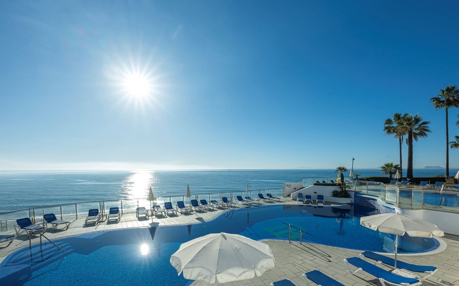 3 sypialnia Penthouse na sprzedaż w Estepona z basenem garażem - 2 495 000 € (Ref: 10089471)