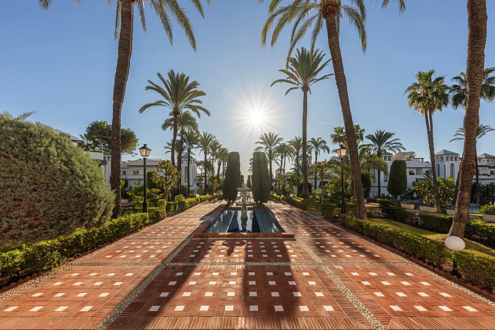 3 sypialnia Penthouse na sprzedaż w Estepona z basenem garażem - 2 495 000 € (Ref: 10089471)