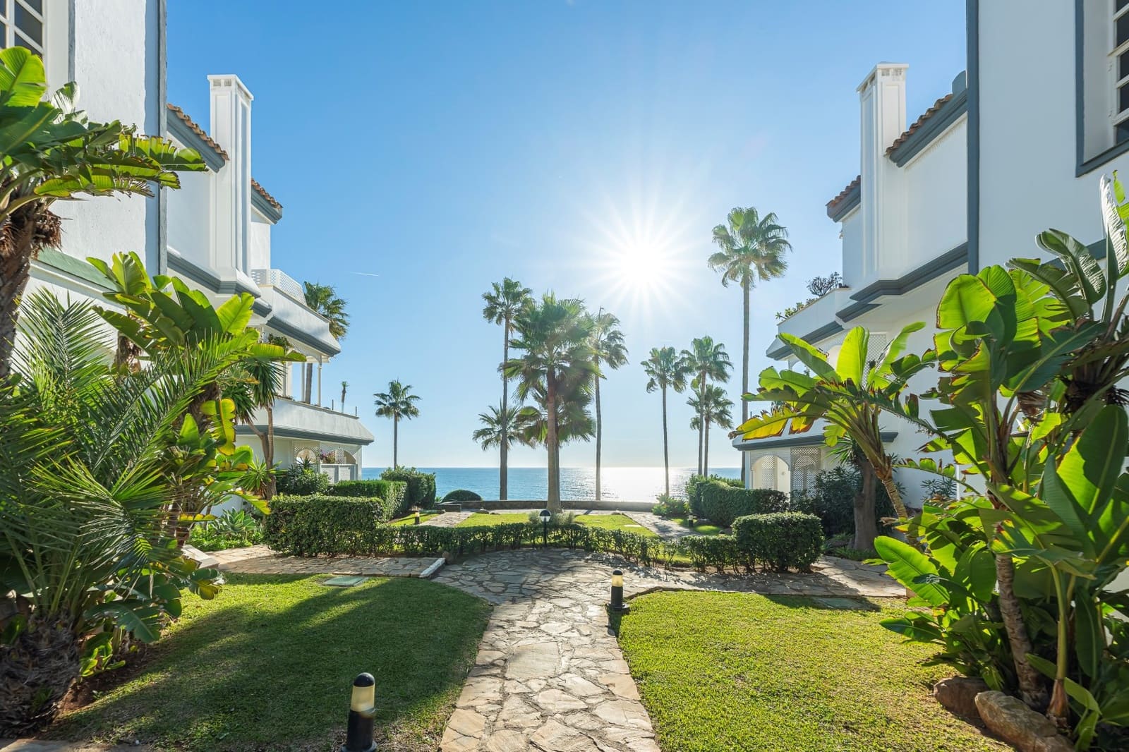 3 sypialnia Penthouse na sprzedaż w Estepona z basenem garażem - 2 495 000 € (Ref: 10089471)