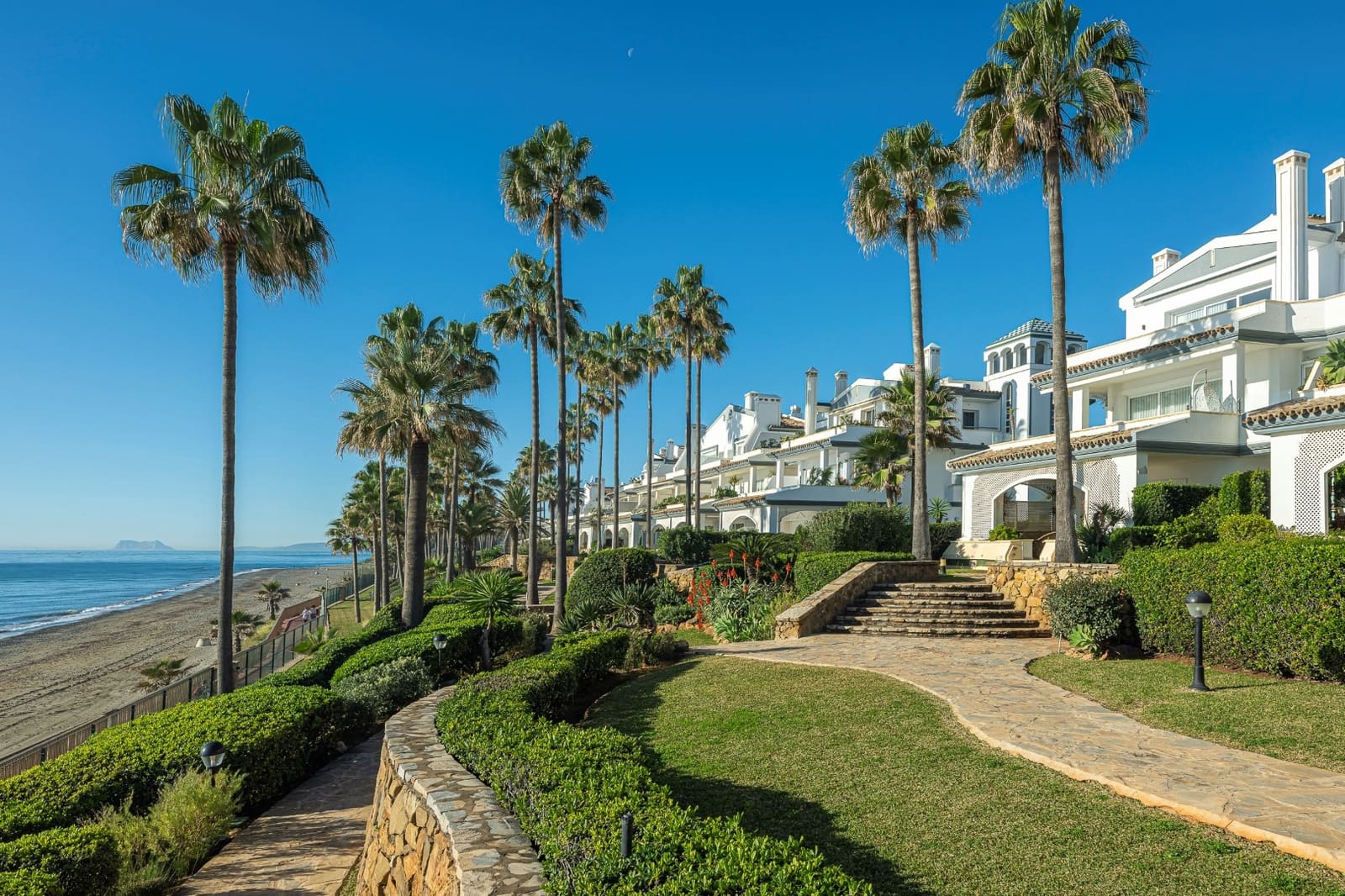 3 sypialnia Penthouse na sprzedaż w Estepona z basenem garażem - 2 495 000 € (Ref: 10089471)