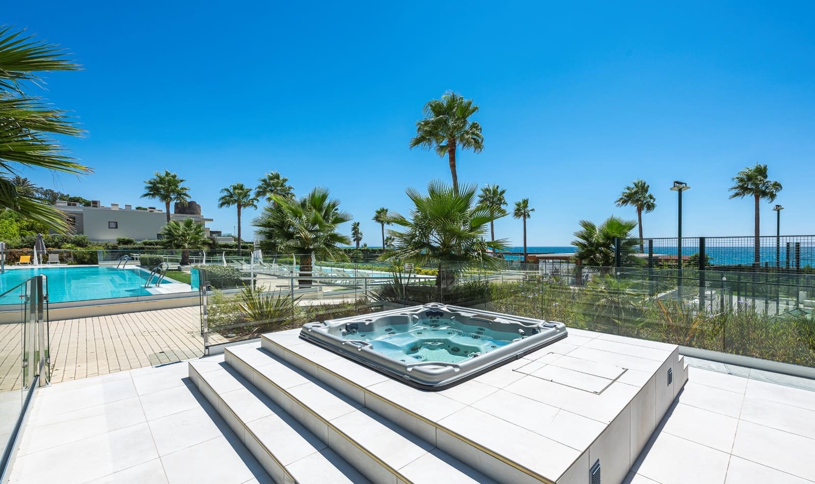 2 slaapkamer Appartement te koop in Estepona met zwembad garage - € 1.595.000 (Ref: 10089472)