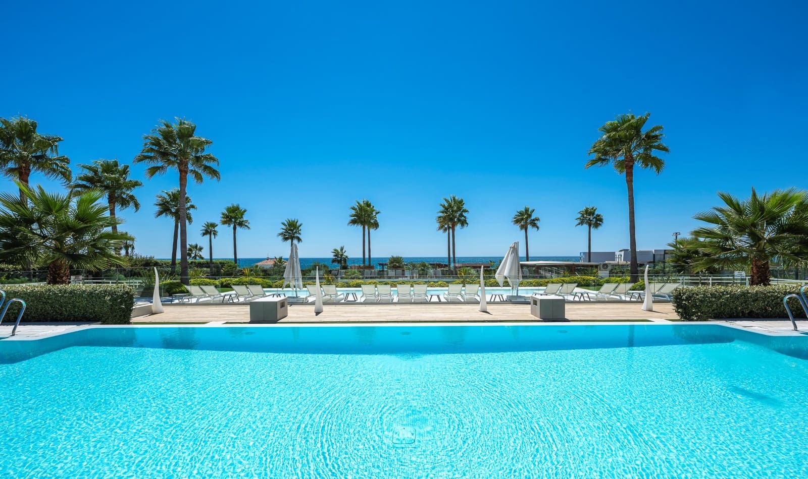 2 slaapkamer Appartement te koop in Estepona met zwembad garage - € 1.595.000 (Ref: 10089472)