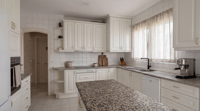 4 quarto Moradia para venda em Marbella com piscina garagem - 1 600 000 € (Ref: 10115663)