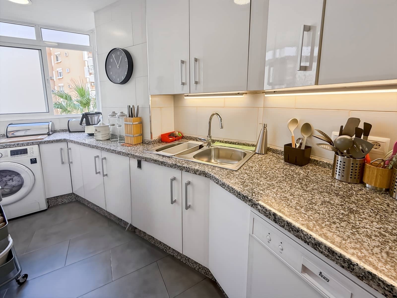 4 bedroom Flat for sale in Torremolinos with pool garage - € 420,000 (Ref: 10124335)
